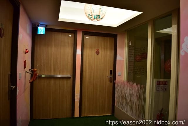 （文末抽獎）台中住宿推薦。我們有故事旅店。提供USB充電插孔/免費wifi/親子互動遊戲區