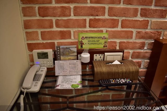 （文末抽獎）台中住宿推薦。我們有故事旅店。提供USB充電插孔/免費wifi/親子互動遊戲區