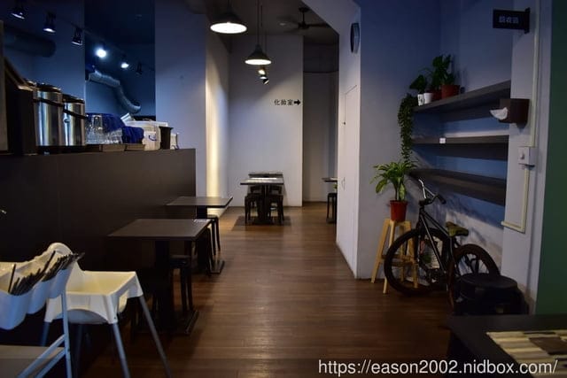 （文末抽獎）台中住宿推薦。我們有故事旅店。提供USB充電插孔/免費wifi/親子互動遊戲區