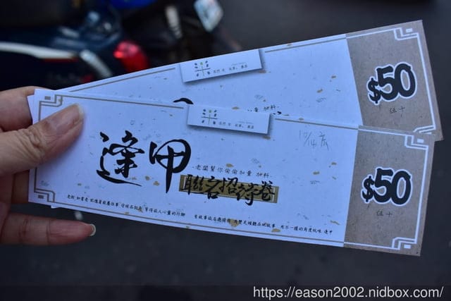 （文末抽獎）台中住宿推薦。我們有故事旅店。提供USB充電插孔/免費wifi/親子互動遊戲區