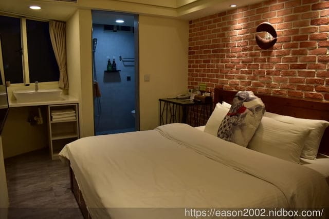 （文末抽獎）台中住宿推薦。我們有故事旅店。提供USB充電插孔/免費wifi/親子互動遊戲區