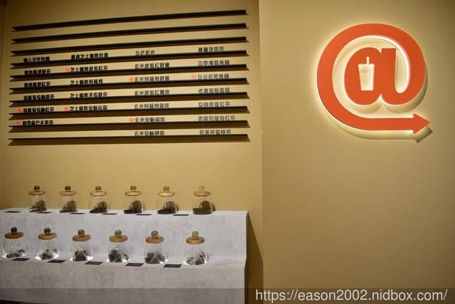 淡水手搖飲推薦。署茗職茶AtTea新北淡水店。優惠期間，指定商品第二杯半價。淡水老街手搖飲推薦