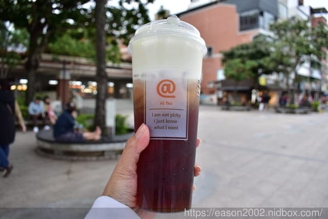 淡水手搖飲推薦。署茗職茶AtTea新北淡水店。優惠期間，指定商品第二杯半價。淡水老街手搖飲推薦