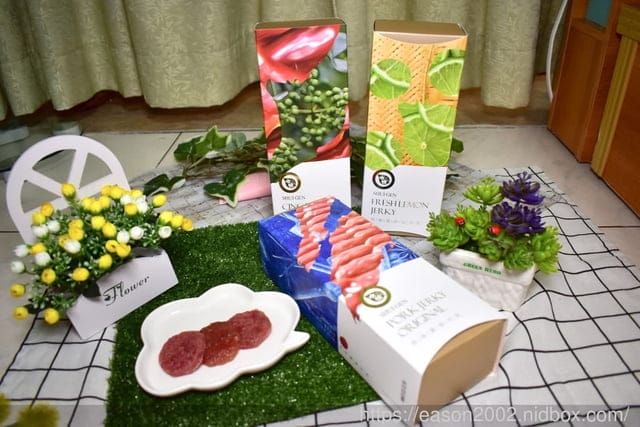 宅配美食。#水根肉干。獨立包裝，乾淨衛生，精緻禮盒包裝，送禮自用均合適。原味/青花椒/鮮檸檬。麻辣鍋/肉乾禮盒/肉乾界的愛馬仕/全台第一款青花椒肉乾