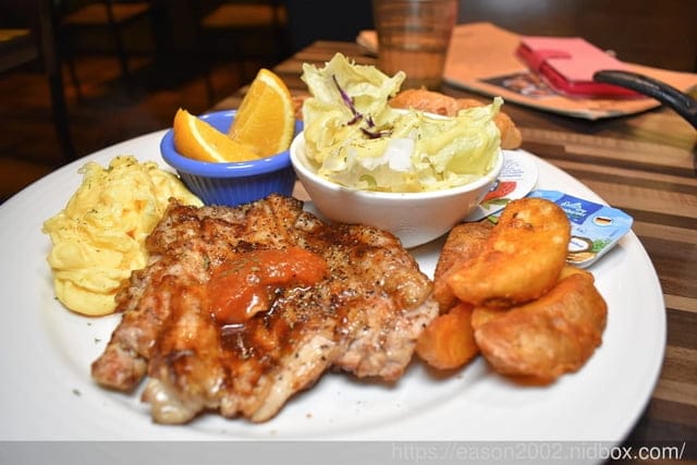 西門美食推薦。史丹貓美式餐廳（西門店）。天啊好大牛肉堡，真材實料的食材，碳烤肉排，香氣四溢