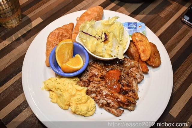 西門美食推薦。史丹貓美式餐廳（西門店）。天啊好大牛肉堡，真材實料的食材，碳烤肉排，香氣四溢