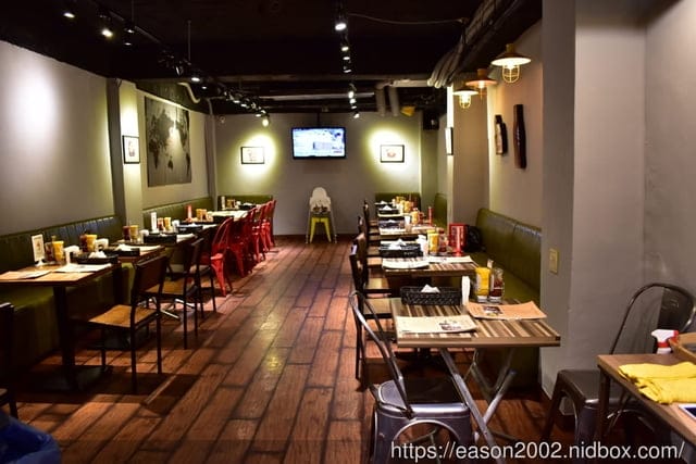 西門美食推薦。史丹貓美式餐廳（西門店）。天啊好大牛肉堡，真材實料的食材，碳烤肉排，香氣四溢