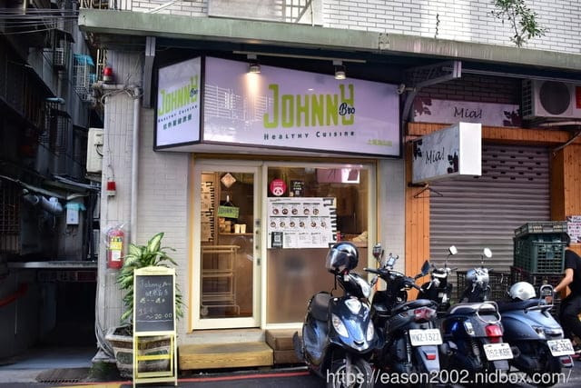 土城海山站健康餐盒。Johnny Bro 健康廚房-土城海山店。水炒蔬菜，熱量標示，養生健康料理餐盒推薦