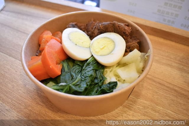 土城海山站健康餐盒。Johnny Bro 健康廚房-土城海山店。水炒蔬菜，熱量標示，養生健康料理餐盒推薦