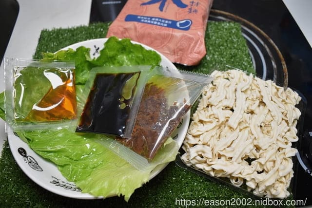 宅配美食。漢來美食 來拌麵。水煮7分35秒，麵條Q彈，吸飽滿的醬汁。豐富層次口感