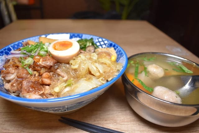 新莊廟街美食推薦。阿公食堂（涼麵）。香烤牛肉蓋飯，香氣四溢