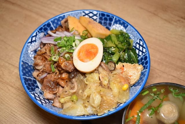 新莊廟街美食推薦。阿公食堂（涼麵）。香烤牛肉蓋飯，香氣四溢