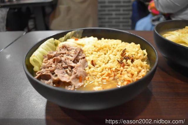 板橋美食推薦。靖豚骨麻辣燙。食材選擇多樣化，連湯頭都可以選擇的麻辣燙