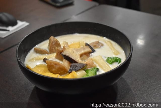 板橋美食推薦。靖豚骨麻辣燙。食材選擇多樣化，連湯頭都可以選擇的麻辣燙