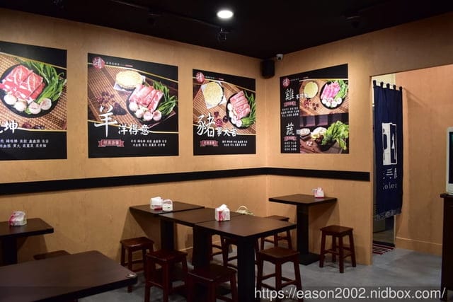 板橋美食推薦。靖豚骨麻辣燙。食材選擇多樣化，連湯頭都可以選擇的麻辣燙