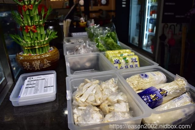 板橋美食推薦。靖豚骨麻辣燙。食材選擇多樣化，連湯頭都可以選擇的麻辣燙