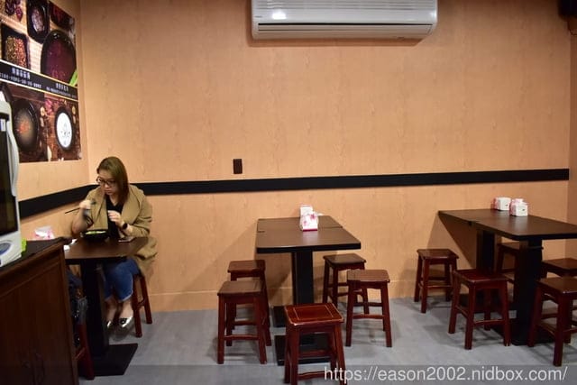 板橋美食推薦。靖豚骨麻辣燙。食材選擇多樣化，連湯頭都可以選擇的麻辣燙