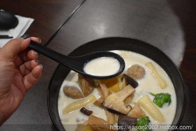 板橋美食推薦。靖豚骨麻辣燙。食材選擇多樣化，連湯頭都可以選擇的麻辣燙