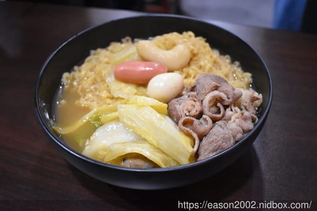 板橋美食推薦。靖豚骨麻辣燙。食材選擇多樣化，連湯頭都可以選擇的麻辣燙
