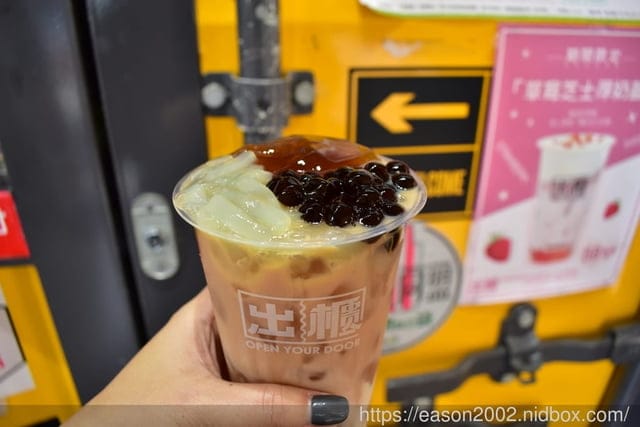 台中手搖飲推薦。#出櫃逢甲旗艦店。網友都在推的超好喝蕎麥飲品。茶香四溢 /芝士厚奶蓋~超浮誇