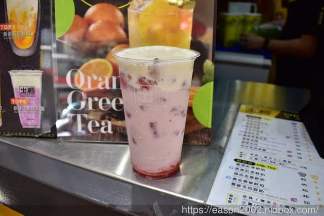台中手搖飲推薦。#出櫃逢甲旗艦店。網友都在推的超好喝蕎麥飲品。茶香四溢 /芝士厚奶蓋~超浮誇