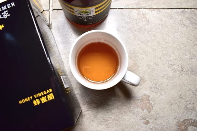 養蜂人家純釀蜂蜜醋＆蜂蜜紅葡萄醋。堅持不添加人工原料加速熟成，以優質糯米自然發酵的蜂蜜醋，1:5稀釋後當早餐、下午茶，養生又健康
