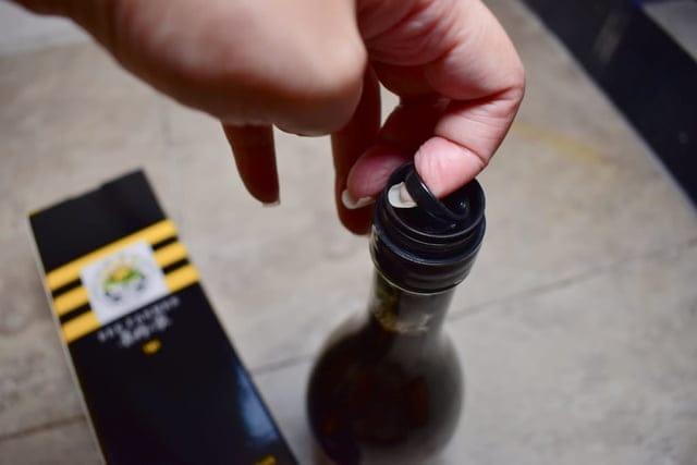 養蜂人家純釀蜂蜜醋＆蜂蜜紅葡萄醋。堅持不添加人工原料加速熟成，以優質糯米自然發酵的蜂蜜醋，1:5稀釋後當早餐、下午茶，養生又健康
