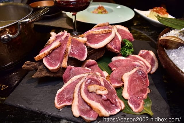 台北美食推薦。火鍋界COACH”美稱的『二本松涮涮屋』，是由年輕帥氣的主廚兄弟檔經營，知名歌手5566王仁甫小樂、瘦子、小賴、呂士軒都曾來用餐，網紅博恩夜夜秀博恩，木曜4超玩，2021新菜單