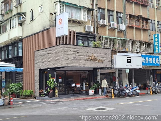 台北美食推薦。火鍋界COACH”美稱的『二本松涮涮屋』，是由年輕帥氣的主廚兄弟檔經營，知名歌手5566王仁甫小樂、瘦子、小賴、呂士軒都曾來用餐，網紅博恩夜夜秀博恩，木曜4超玩，2021新菜單