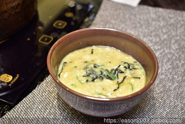台北美食推薦。火鍋界COACH”美稱的『二本松涮涮屋』，是由年輕帥氣的主廚兄弟檔經營，知名歌手5566王仁甫小樂、瘦子、小賴、呂士軒都曾來用餐，網紅博恩夜夜秀博恩，木曜4超玩，2021新菜單
