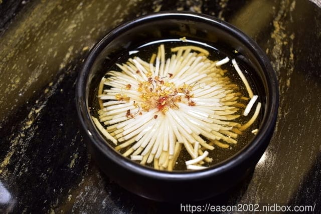 台北美食推薦。火鍋界COACH”美稱的『二本松涮涮屋』，是由年輕帥氣的主廚兄弟檔經營，知名歌手5566王仁甫小樂、瘦子、小賴、呂士軒都曾來用餐，網紅博恩夜夜秀博恩，木曜4超玩，2021新菜單