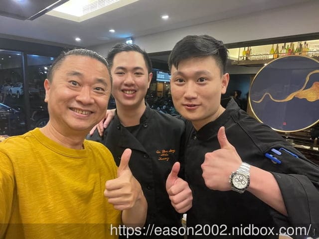 台北美食推薦。火鍋界COACH”美稱的『二本松涮涮屋』，是由年輕帥氣的主廚兄弟檔經營，知名歌手5566王仁甫小樂、瘦子、小賴、呂士軒都曾來用餐，網紅博恩夜夜秀博恩，木曜4超玩，2021新菜單