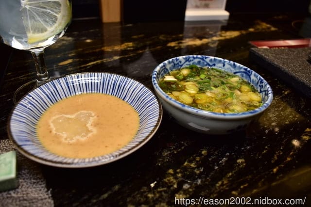 台北美食推薦。火鍋界COACH”美稱的『二本松涮涮屋』，是由年輕帥氣的主廚兄弟檔經營，知名歌手5566王仁甫小樂、瘦子、小賴、呂士軒都曾來用餐，網紅博恩夜夜秀博恩，木曜4超玩，2021新菜單