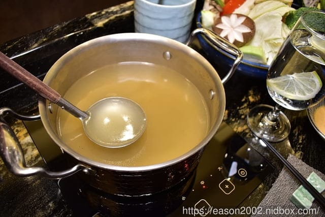 台北美食推薦。火鍋界COACH”美稱的『二本松涮涮屋』，是由年輕帥氣的主廚兄弟檔經營，知名歌手5566王仁甫小樂、瘦子、小賴、呂士軒都曾來用餐，網紅博恩夜夜秀博恩，木曜4超玩，2021新菜單