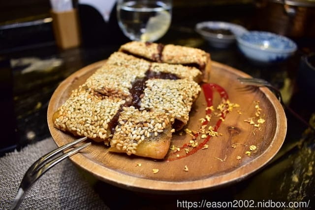 台北美食推薦。火鍋界COACH”美稱的『二本松涮涮屋』，是由年輕帥氣的主廚兄弟檔經營，知名歌手5566王仁甫小樂、瘦子、小賴、呂士軒都曾來用餐，網紅博恩夜夜秀博恩，木曜4超玩，2021新菜單