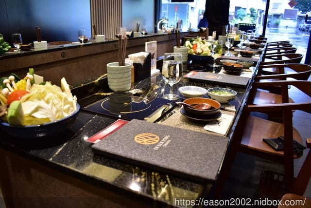 台北美食推薦。火鍋界COACH”美稱的『二本松涮涮屋』，是由年輕帥氣的主廚兄弟檔經營，知名歌手5566王仁甫小樂、瘦子、小賴、呂士軒都曾來用餐，網紅博恩夜夜秀博恩，木曜4超玩，2021新菜單