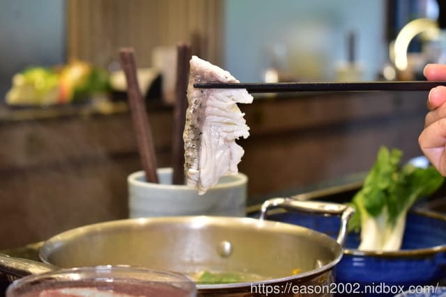 台北美食推薦。火鍋界COACH”美稱的『二本松涮涮屋』，是由年輕帥氣的主廚兄弟檔經營，知名歌手5566王仁甫小樂、瘦子、小賴、呂士軒都曾來用餐，網紅博恩夜夜秀博恩，木曜4超玩，2021新菜單
