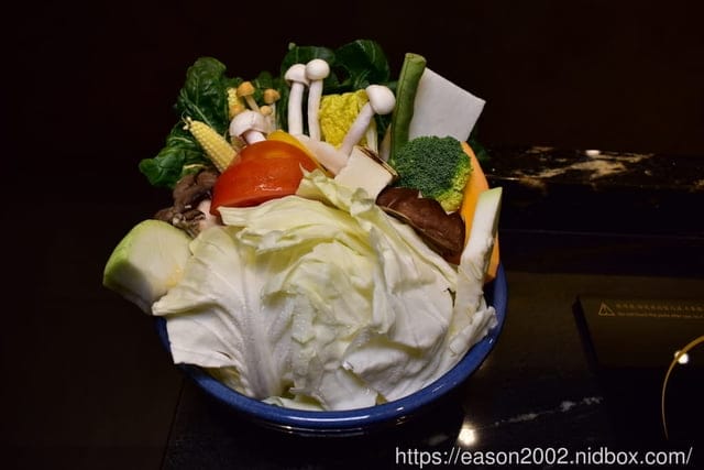 台北美食推薦。火鍋界COACH”美稱的『二本松涮涮屋』，是由年輕帥氣的主廚兄弟檔經營，知名歌手5566王仁甫小樂、瘦子、小賴、呂士軒都曾來用餐，網紅博恩夜夜秀博恩，木曜4超玩，2021新菜單