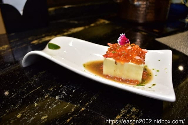 台北美食推薦。火鍋界COACH”美稱的『二本松涮涮屋』，是由年輕帥氣的主廚兄弟檔經營，知名歌手5566王仁甫小樂、瘦子、小賴、呂士軒都曾來用餐，網紅博恩夜夜秀博恩，木曜4超玩，2021新菜單
