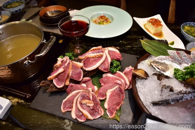 台北美食推薦。火鍋界COACH”美稱的『二本松涮涮屋』，是由年輕帥氣的主廚兄弟檔經營，知名歌手5566王仁甫小樂、瘦子、小賴、呂士軒都曾來用餐，網紅博恩夜夜秀博恩，木曜4超玩，2021新菜單