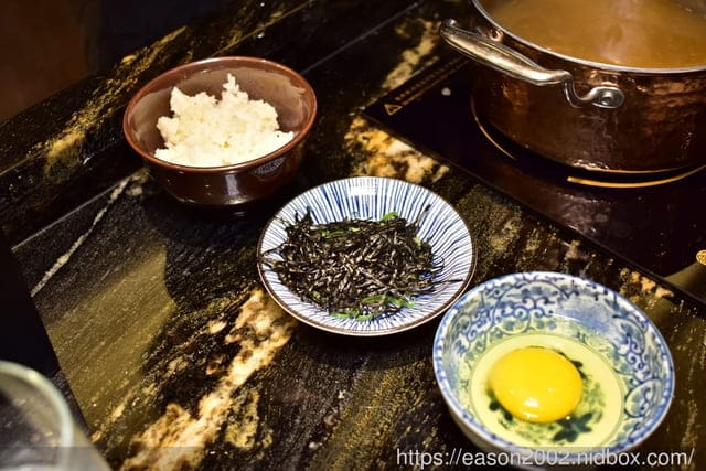 台北美食推薦。火鍋界COACH”美稱的『二本松涮涮屋』，是由年輕帥氣的主廚兄弟檔經營，知名歌手5566王仁甫小樂、瘦子、小賴、呂士軒都曾來用餐，網紅博恩夜夜秀博恩，木曜4超玩，2021新菜單
