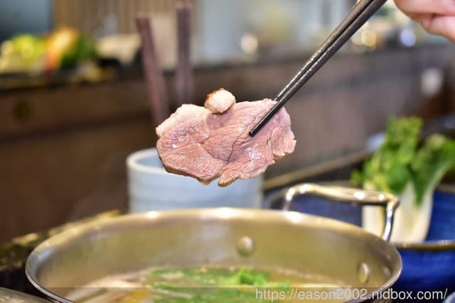 台北美食推薦。火鍋界COACH”美稱的『二本松涮涮屋』，是由年輕帥氣的主廚兄弟檔經營，知名歌手5566王仁甫小樂、瘦子、小賴、呂士軒都曾來用餐，網紅博恩夜夜秀博恩，木曜4超玩，2021新菜單