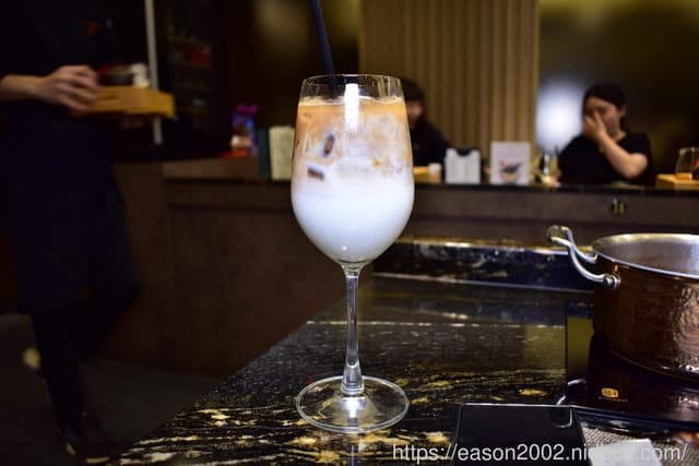 台北美食推薦。火鍋界COACH”美稱的『二本松涮涮屋』，是由年輕帥氣的主廚兄弟檔經營，知名歌手5566王仁甫小樂、瘦子、小賴、呂士軒都曾來用餐，網紅博恩夜夜秀博恩，木曜4超玩，2021新菜單