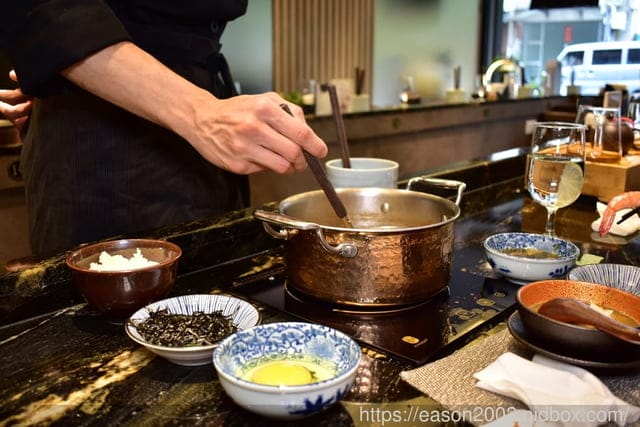 台北美食推薦。火鍋界COACH”美稱的『二本松涮涮屋』，是由年輕帥氣的主廚兄弟檔經營，知名歌手5566王仁甫小樂、瘦子、小賴、呂士軒都曾來用餐，網紅博恩夜夜秀博恩，木曜4超玩，2021新菜單