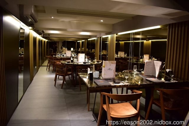 台北美食推薦。火鍋界COACH”美稱的『二本松涮涮屋』，是由年輕帥氣的主廚兄弟檔經營，知名歌手5566王仁甫小樂、瘦子、小賴、呂士軒都曾來用餐，網紅博恩夜夜秀博恩，木曜4超玩，2021新菜單