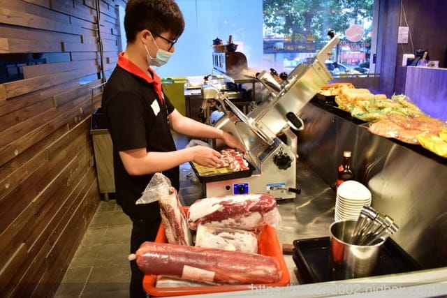 台北公司聚餐吃到飽。嗨蝦蝦百匯鍋物吃到飽。新鮮海鮮/肉品/飲料/甜品/鍋物/握壽司…等，任你吃，吃到飽