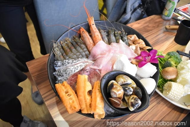 板橋美食推薦。現煮食麻辣鴛鴦火鍋吃到飽。NT＄799享受頂級食材，吃到飽，吃好吃滿
