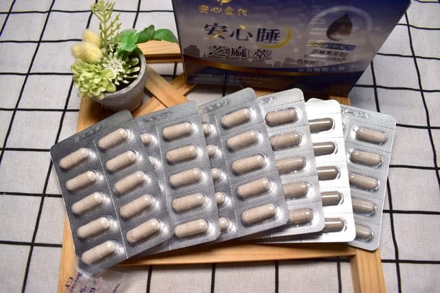 安心食代。安心睡芝麻萃。現代人忙碌壓力過大，夜晚總是睡不好，睡前30分鐘2粒，讓你安心一夜好眠