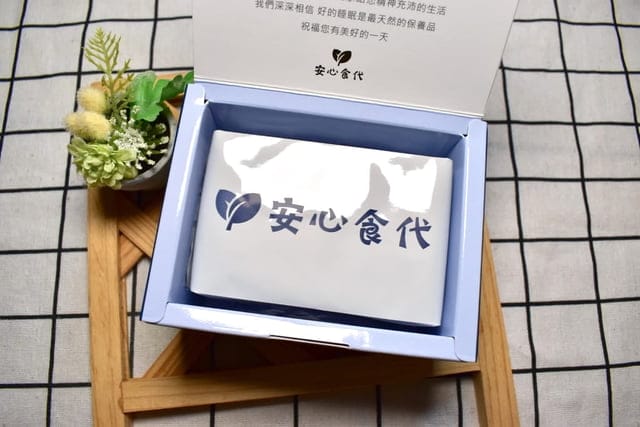 安心食代。安心睡芝麻萃。現代人忙碌壓力過大，夜晚總是睡不好，睡前30分鐘2粒，讓你安心一夜好眠