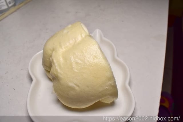都鋐麵包坊 特大鮮奶饅頭。綿密細緻的饅頭體，熱熱吃最好吃
